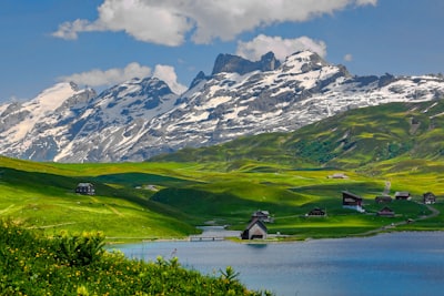 Ruhige Naturlandschaft mit Bergen